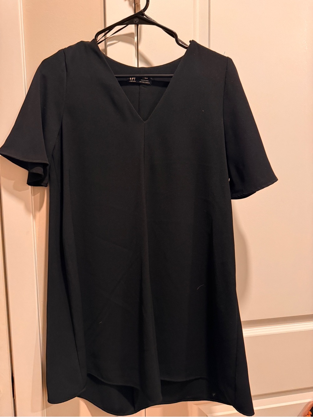 Zara small Black V-Neck Short Sleeve Shift Dress